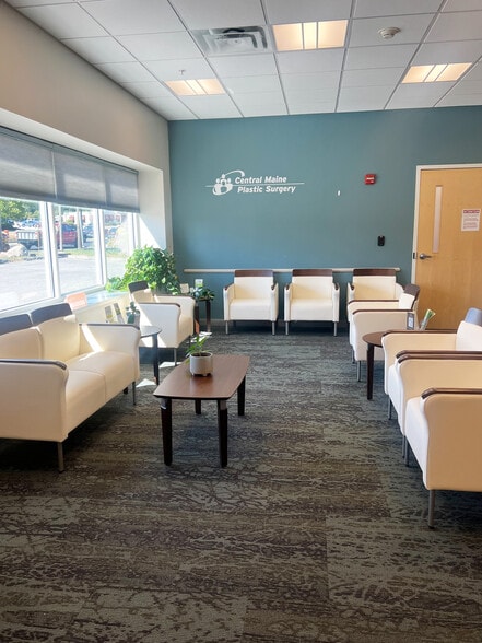 593 Center St, Auburn, ME à vendre - Photo du bâtiment - Image 2 de 7