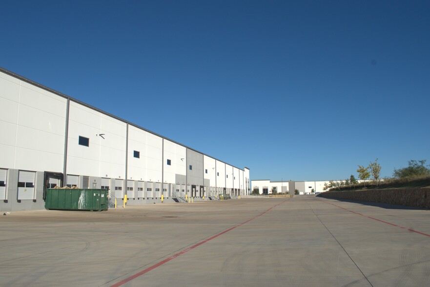 473 Successful Dr, Fort Worth, TX for lease - Building Photo - Image 2 of 8