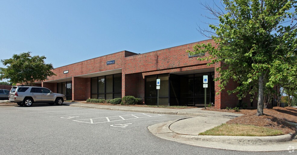 1931-1939 Evans Rd, Cary, NC à louer - Photo principale - Image 1 de 2
