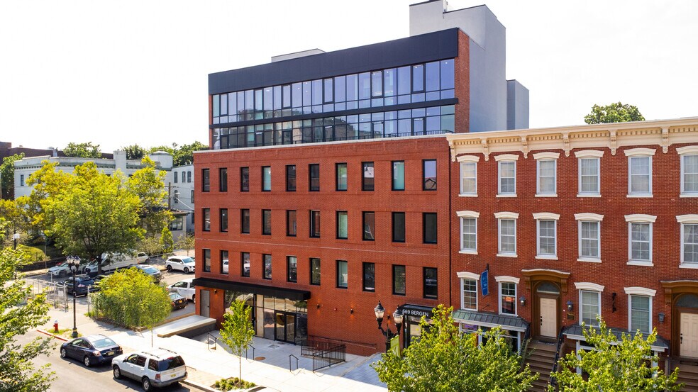 669 Bergen Ave, Jersey City, NJ à louer - Photo du bâtiment - Image 2 de 10