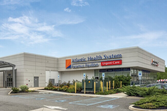 Plus de détails pour 585 From Rd, Paramus, NJ - Commerce de détail à vendre