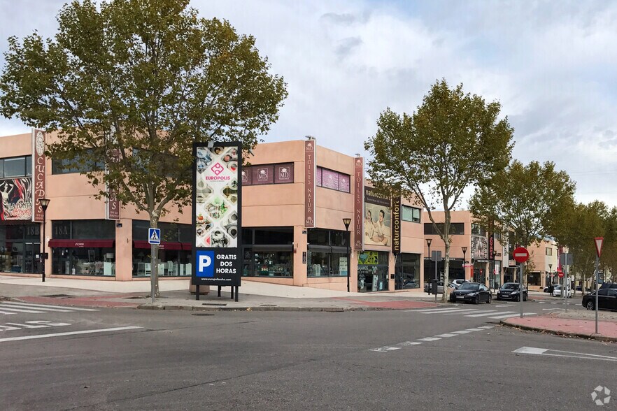 Commerce de détail dans Las Rozas de Madrid, Madrid à louer - Photo du bâtiment - Image 1 de 2