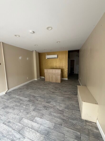 3107 37th St, Astoria, NY à louer - Photo du bâtiment - Image 3 de 11