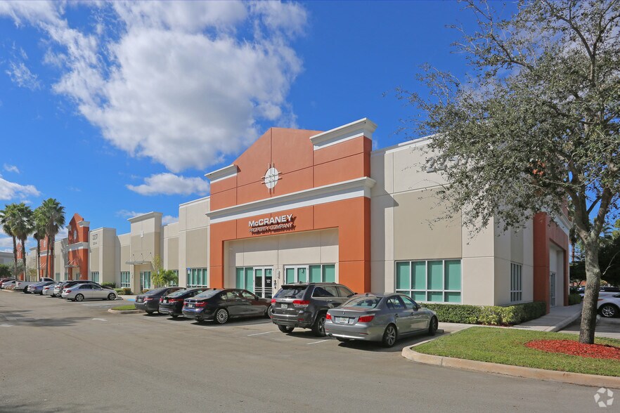 2253 Vista Pky, West Palm Beach, FL à louer - Photo du bâtiment - Image 2 de 18