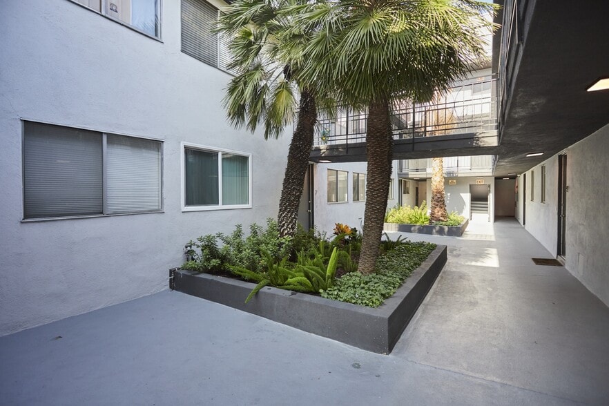 5643 Carlton Way, Los Angeles, CA for sale - Building Photo - Image 3 of 7