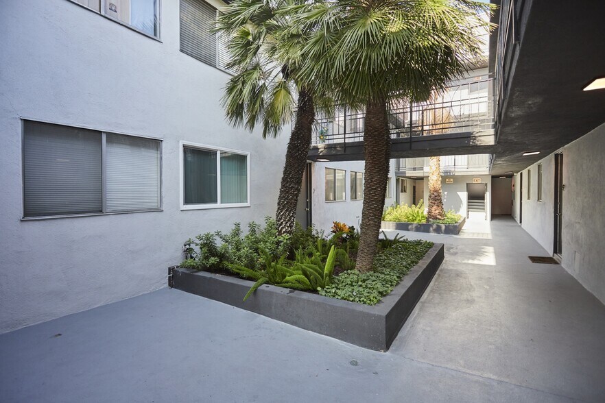 5643 Carlton Way, Los Angeles, CA à vendre - Photo du bâtiment - Image 3 de 7