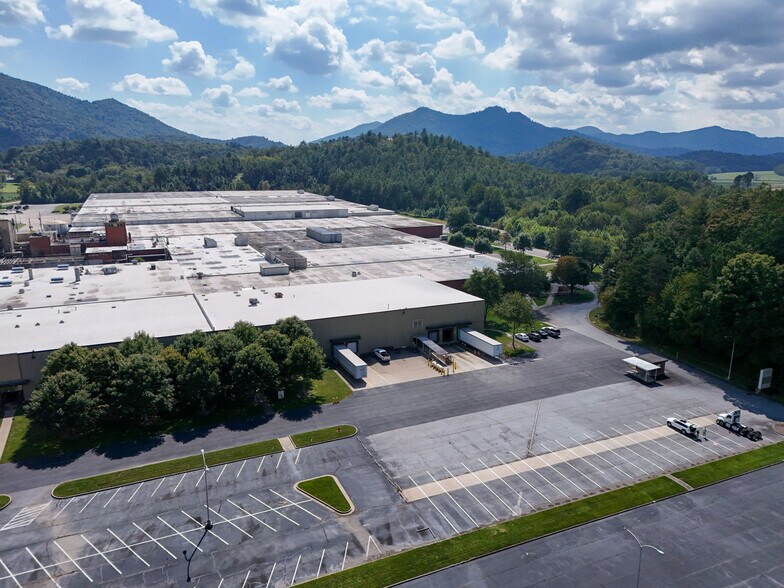 400 Kellys Creek Rd, Rabun Gap, GA à louer - Photo du bâtiment - Image 1 de 15