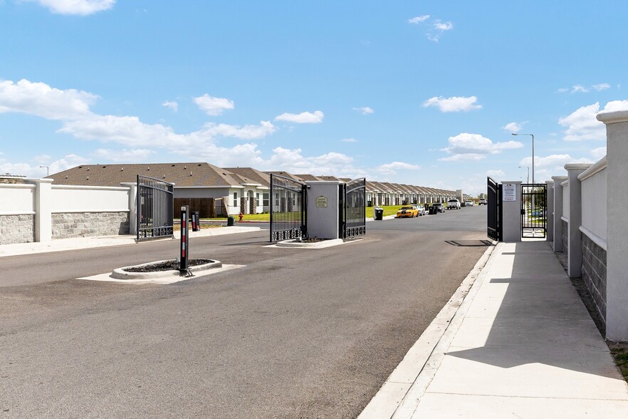 Fourplexes at Airport Heights Weslaco portfolio of 4 properties for sale on LoopNet.ca - Building Photo - Image 3 of 15