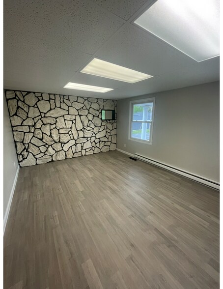 1336 American Dr, Neenah, WI à louer - Photo du bâtiment - Image 3 de 14