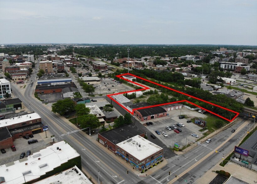 302 S Market St, Champaign, IL à vendre - Photo du bâtiment - Image 2 de 2