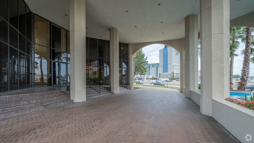 10190 Katy Fwy, Houston, TX à louer - Photo du bâtiment - Image 3 de 13