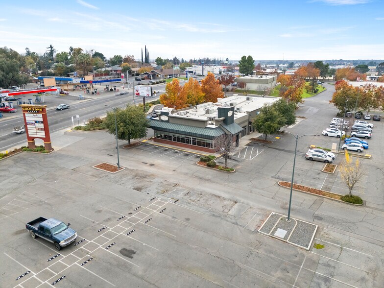 2470 Oro Dam Blvd E, Oroville, CA à louer - Photo du bâtiment - Image 2 de 12