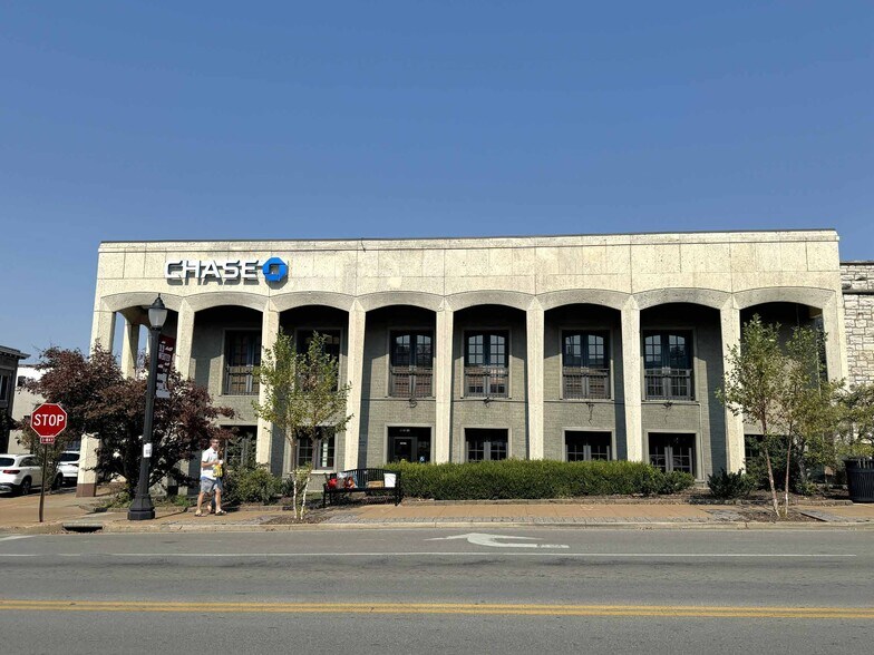 75 W Lockwood Ave, Webster Groves, MO à louer - Photo du bâtiment - Image 3 de 7