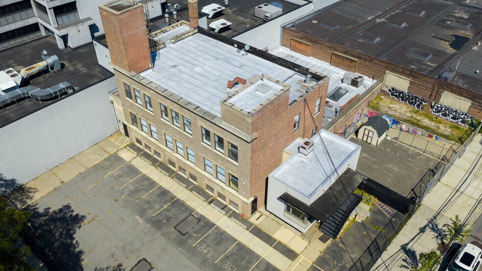 11-17 43rd Ave, Long Island City, NY à louer - Photo du bâtiment - Image 2 de 19