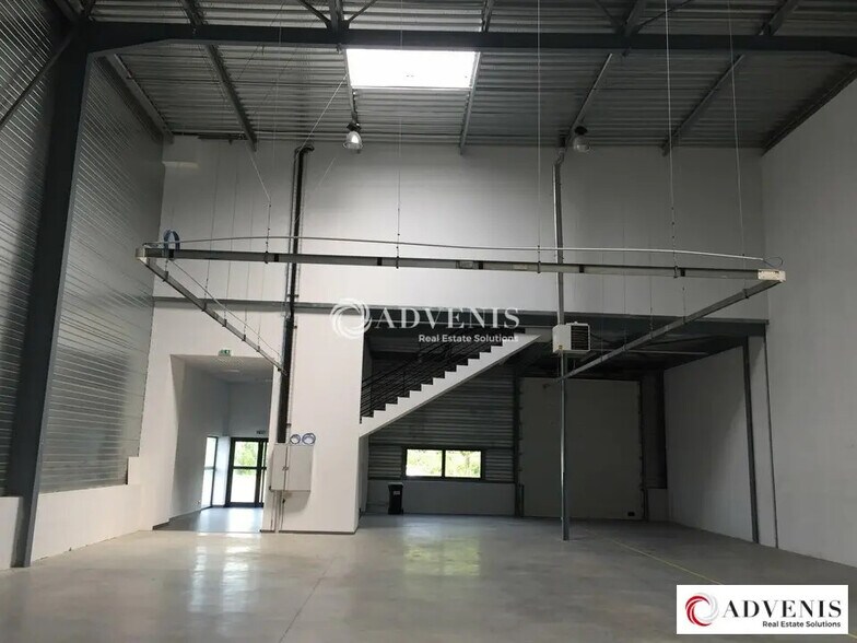 Flex in SAINT-JEAN-D'ILLAC for lease - Interior Photo - Image 2 of 7