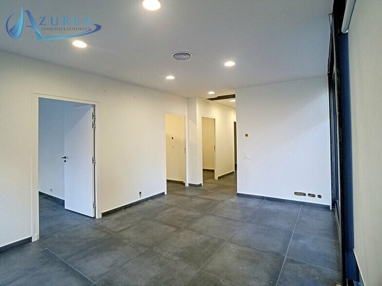Retail in Nice for sale - Interior Photo - Image 2 of 5