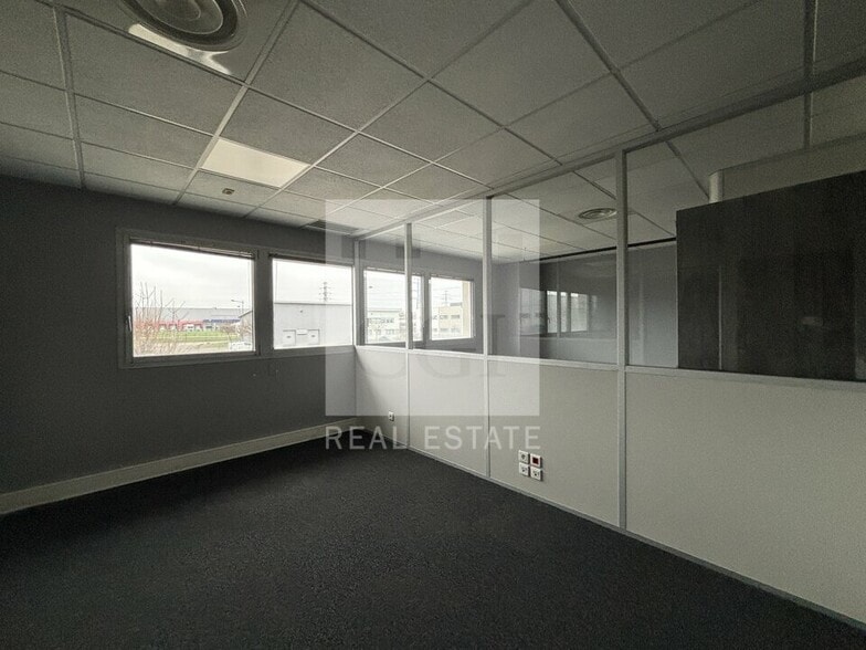 50 Rue Jean Zay, Saint-Priest for lease - Interior Photo - Image 3 of 13