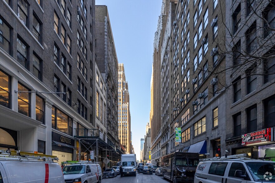 256-258 W 36th St, New York, NY à louer - Photo du bâtiment - Image 2 de 5