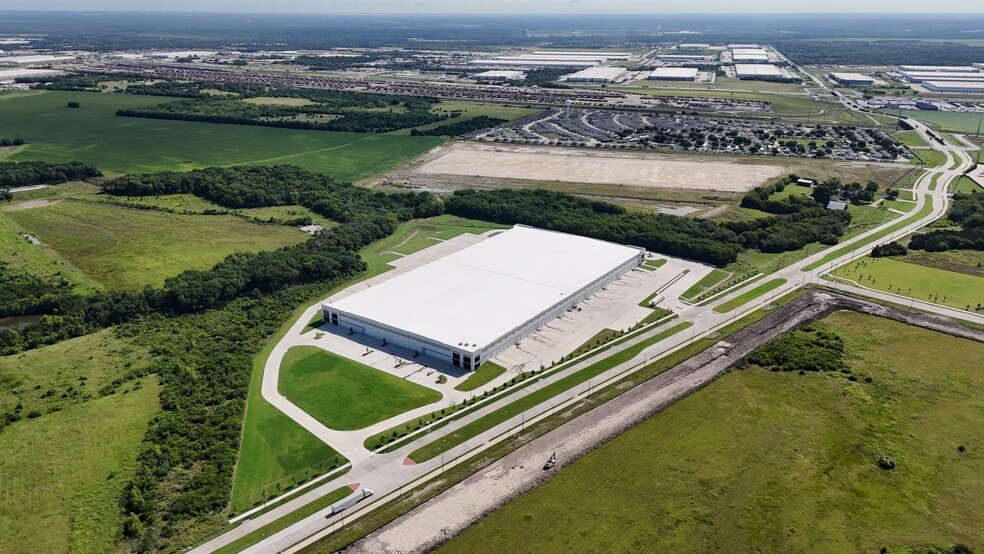 601 W Pleasant Run Rd, Wilmer, TX for lease - Building Photo - Image 3 of 15