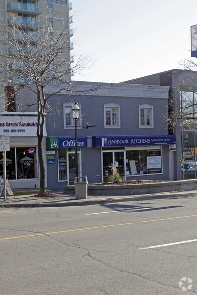 47 Lakeshore Rd E, Mississauga, ON à vendre - Photo du bâtiment - Image 2 de 2