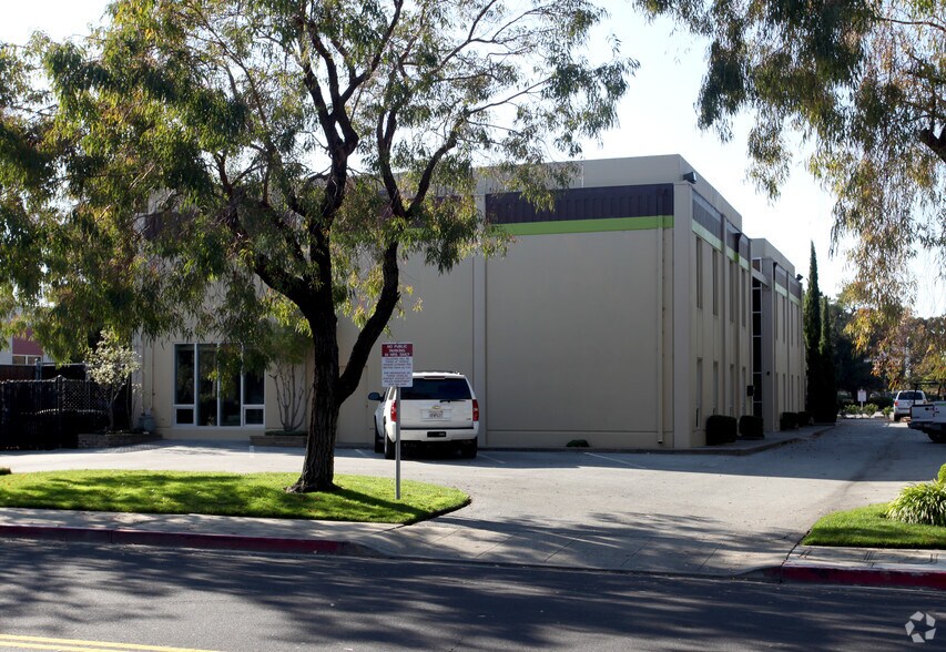 1118 Chess Dr, Foster City, CA à louer - Photo du bâtiment - Image 1 de 2