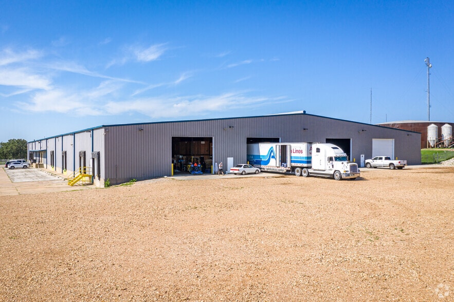 1402 E Hacienda St, Bellville, TX à louer - Photo du bâtiment - Image 3 de 9