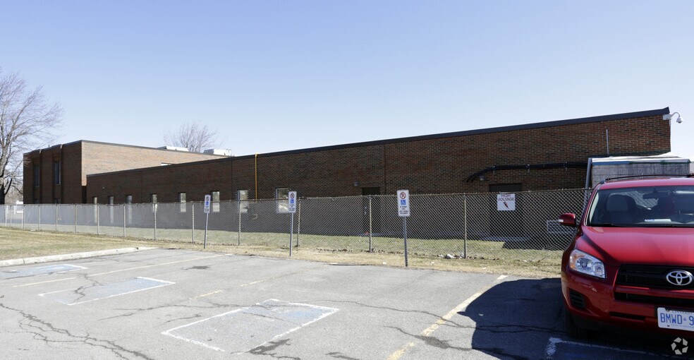 2060 Walkley Rd, Ottawa, ON à louer - Photo du bâtiment - Image 3 de 27