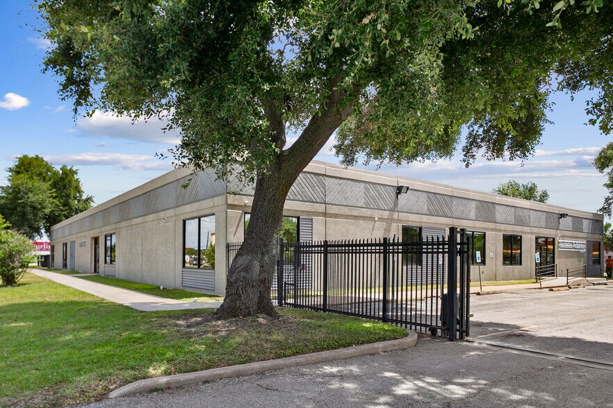 9809 Rowlett Rd, Houston, TX à louer - Photo du bâtiment - Image 2 de 24