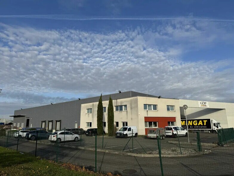 Bureau dans Meyzieu à louer - Photo du bâtiment - Image 1 de 4