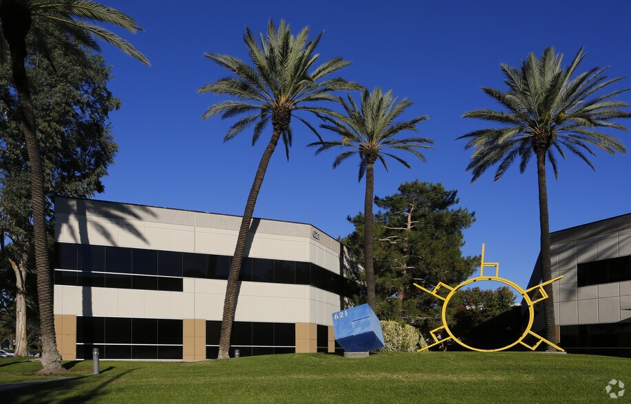 621 E Carnegie Dr, San Bernardino, CA à louer - Photo du bâtiment - Image 2 de 7