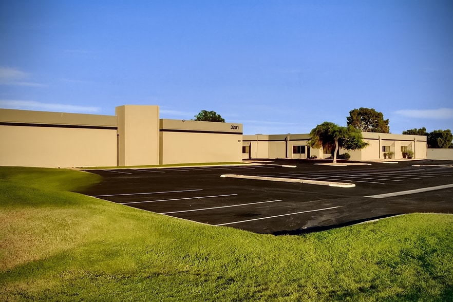 3201 W Peoria Ave, Phoenix, AZ for lease - Building Photo - Image 2 of 46
