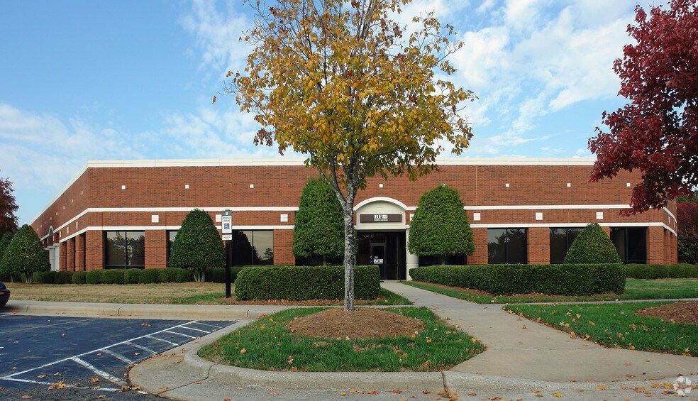 7800-7880 Thorndike Rd, Greensboro, NC à louer - Photo du bâtiment - Image 3 de 12