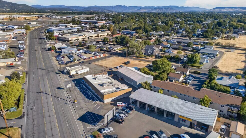 2714 N Pacific Hwy, Medford, OR à vendre - Vidéo sur l’inscription commerciale - Image 2 de 31