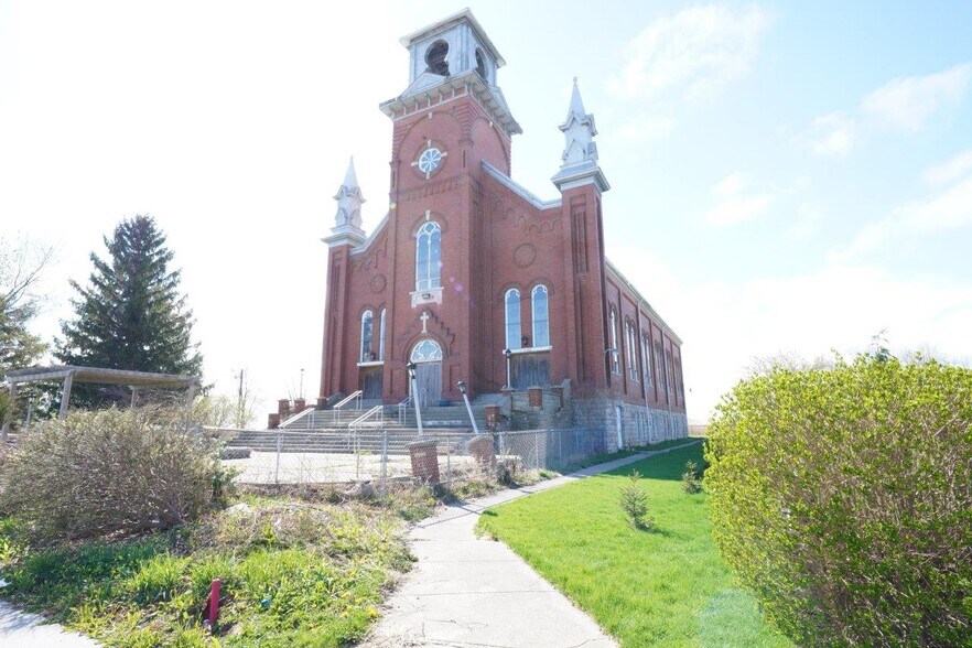 7119 Tecumseh Rd, Lakeshore, ON for sale - Primary Photo - Image 1 of 1
