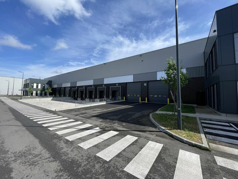 Flex in Le Bourget for lease - Building Photo - Image 2 of 12