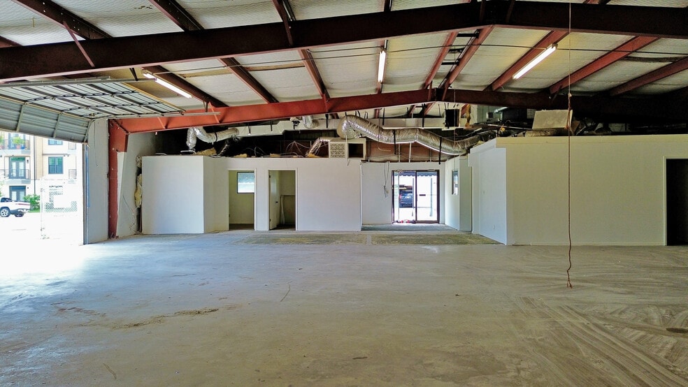 6733 Burnet Ln, Austin, TX à louer - Photo du bâtiment - Image 3 de 14