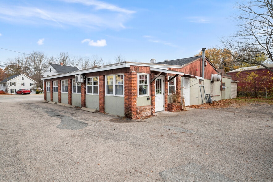 405 Church St, Pascoag, RI à vendre - Photo du bâtiment - Image 2 de 44