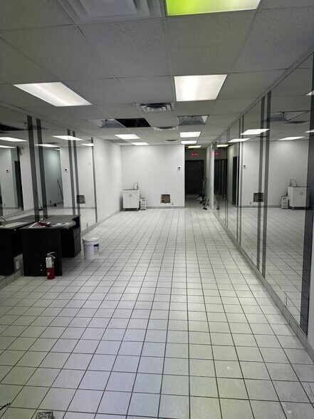 6507-6511 Bowness Rd NW, Calgary, AB à louer - Photo du bâtiment - Image 2 de 22