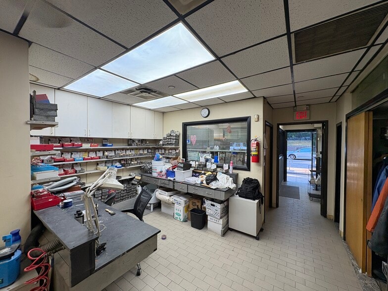 7951 Myrtle Ave, Glendale, NY à vendre - Photo intérieure - Image 3 de 7