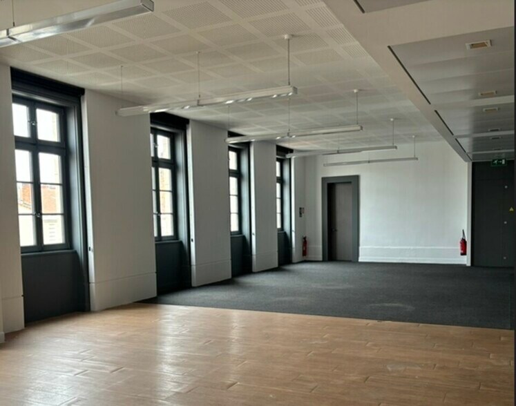 Office in Lyon for lease - Building Photo - Image 2 of 14