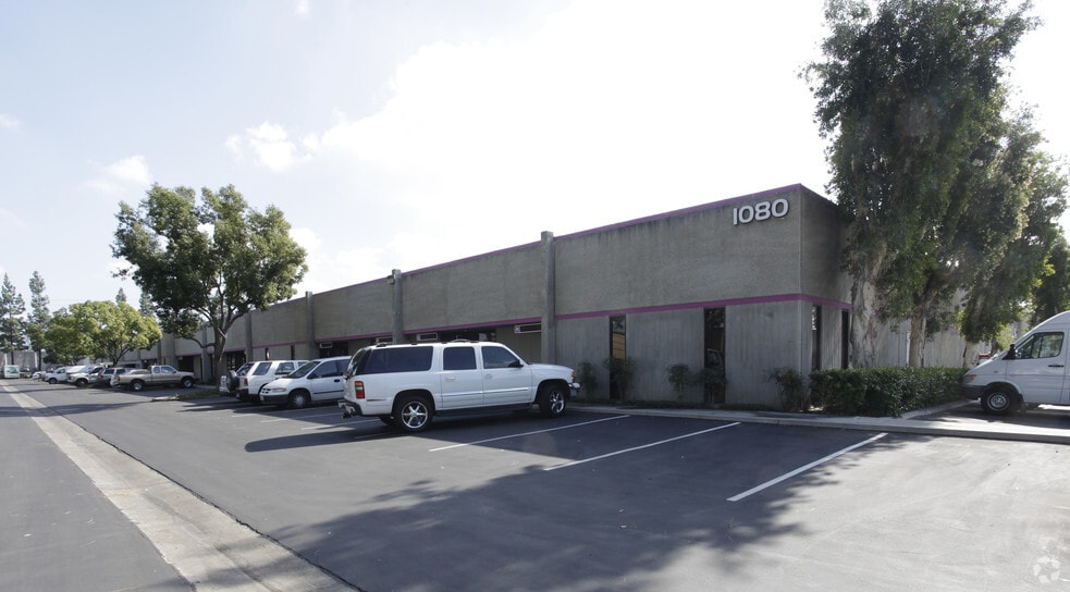 1080 N Batavia St, Orange, CA à louer - Photo du bâtiment - Image 2 de 6