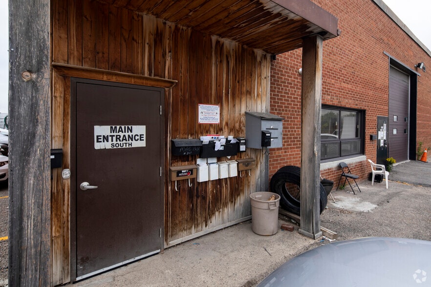 98-102 Rutherford Rd S, Brampton, ON for lease - Building Photo - Image 3 of 6