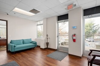 927 Maple Grove Dr, Fredericksburg, VA for lease Interior Photo- Image 2 of 6