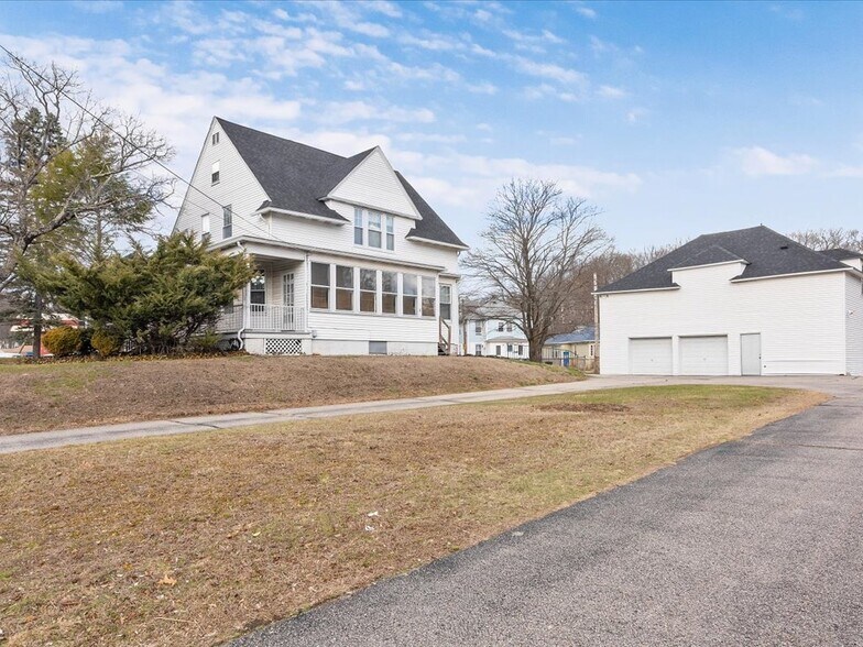 871-873 Harris Ave, Woonsocket, RI à vendre - Photo du bâtiment - Image 3 de 32