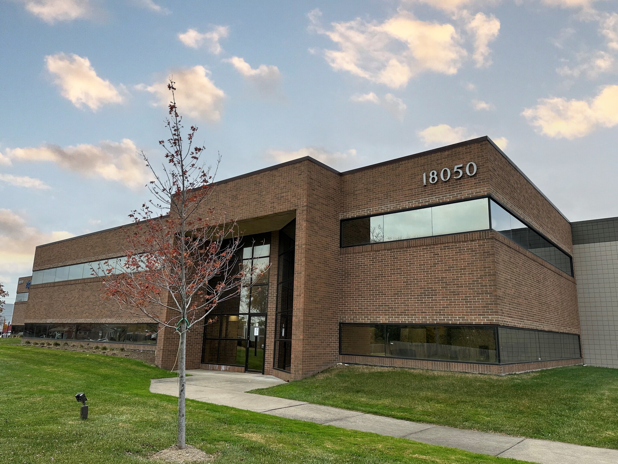 18070 15 Mile Rd, Fraser, MI à louer Photo du bâtiment- Image 1 de 2