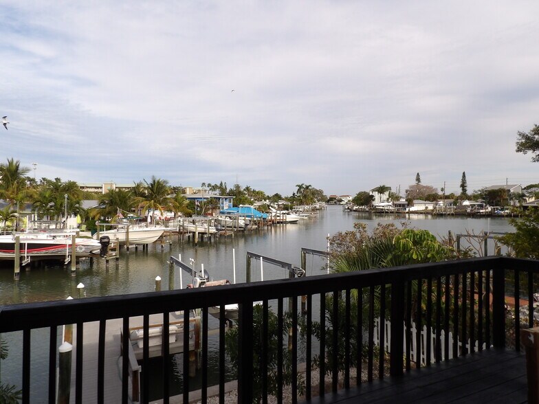 14975 1st St E, Madeira Beach, FL à vendre - Photo du bâtiment - Image 1 de 19