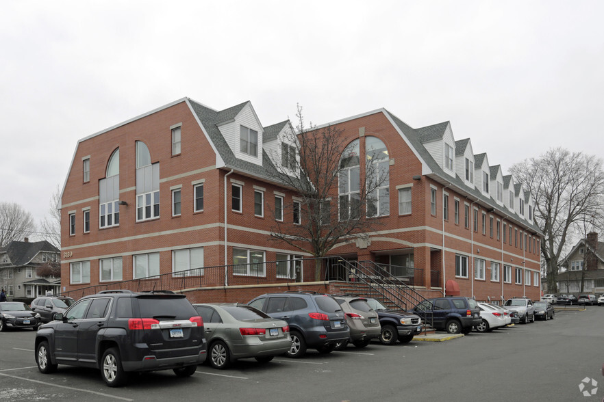 3180 Main St, Bridgeport, CT à louer - Photo du bâtiment - Image 3 de 14