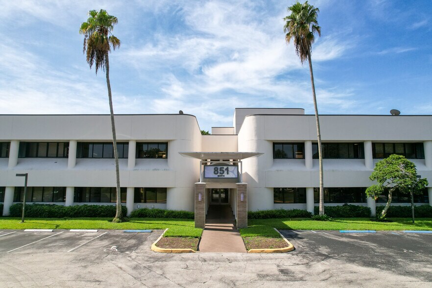 851 Broken Sound Pky NW, Boca Raton, FL à louer - Photo du bâtiment - Image 3 de 13