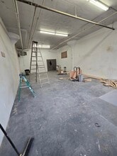 52-07 Flushing Ave, Maspeth, NY à louer Photo intérieure- Image 2 de 2