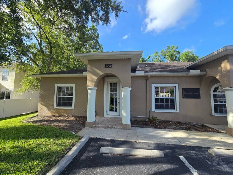4204 W Linebaugh Ave, Tampa, FL à vendre - Photo du bâtiment - Image 2 de 14